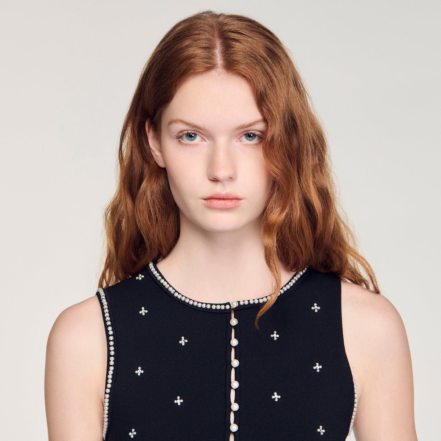 Top corto de punto bordado y strass