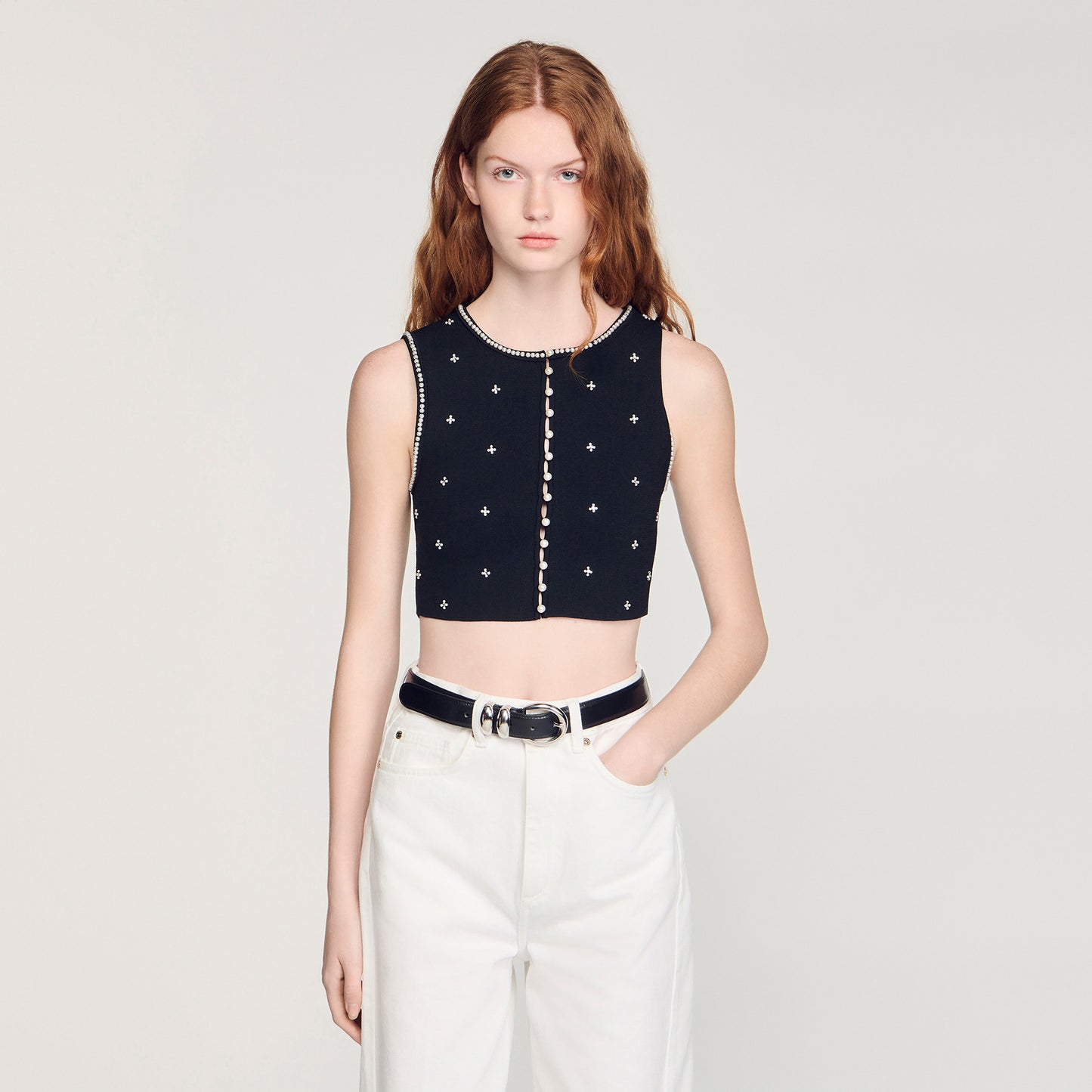 Top corto de punto bordado y strass