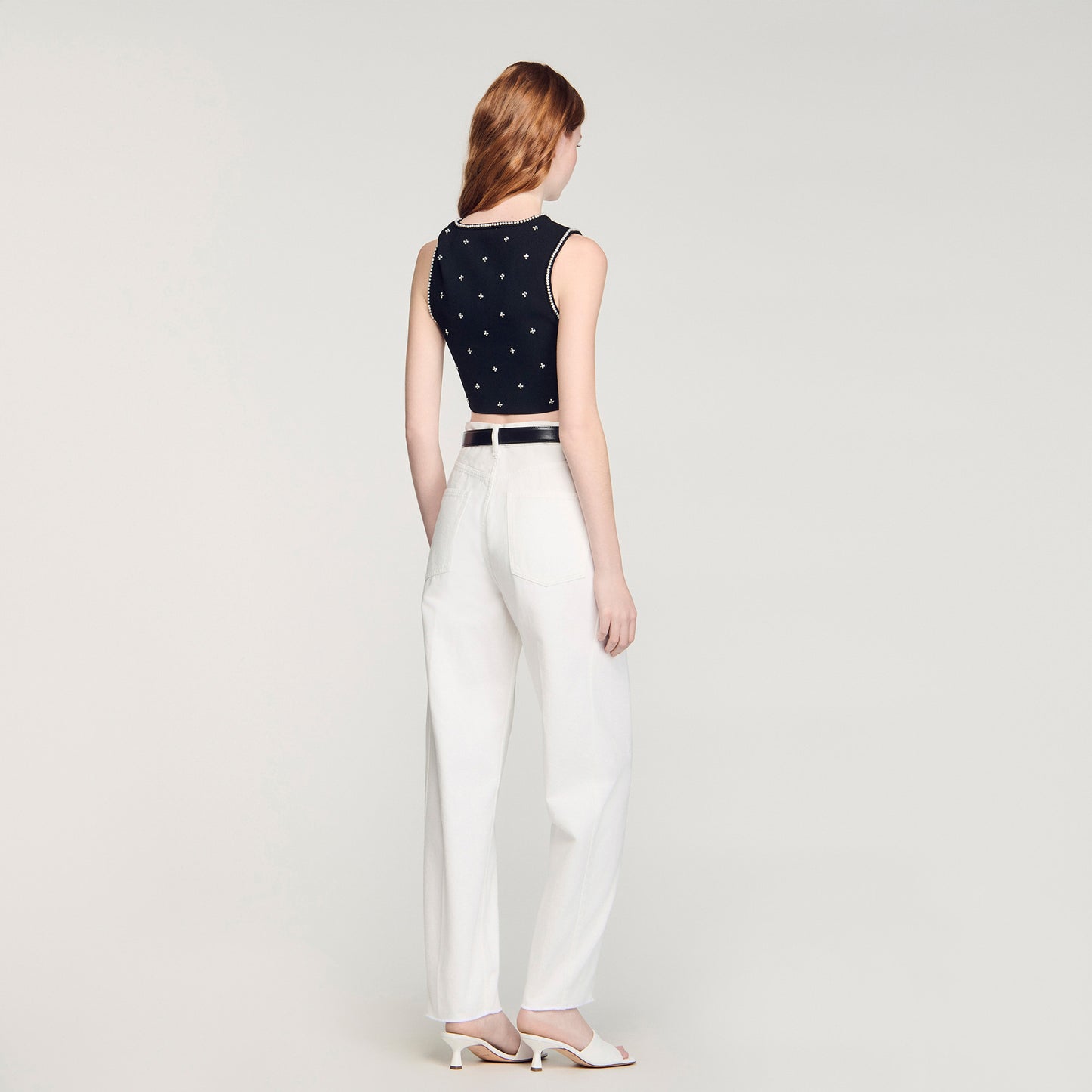 Top corto de punto bordado y strass