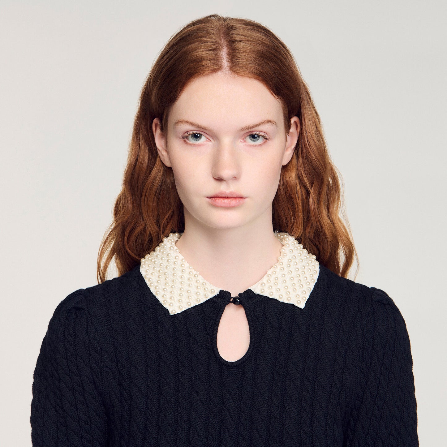 Jersey trenzado, cuello de perlas