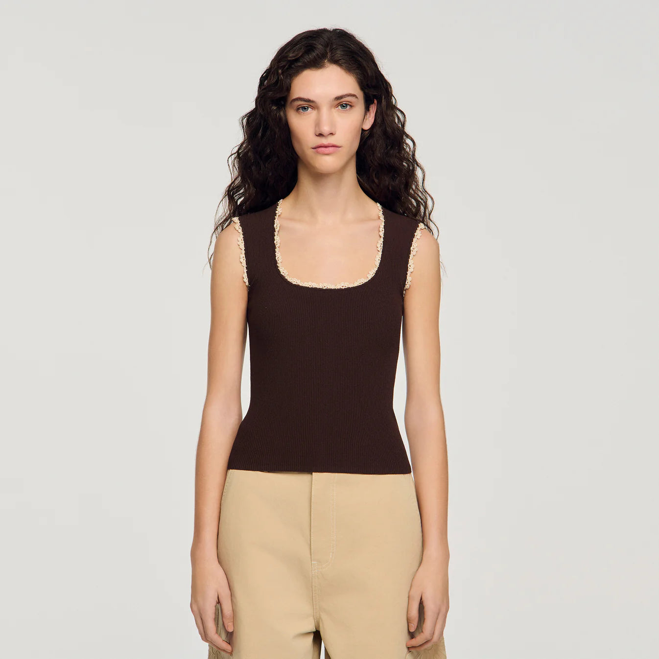 Top de punto con detalles crochet