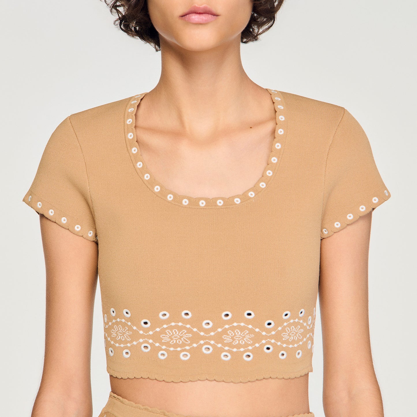 Jersey con bordado en contraste