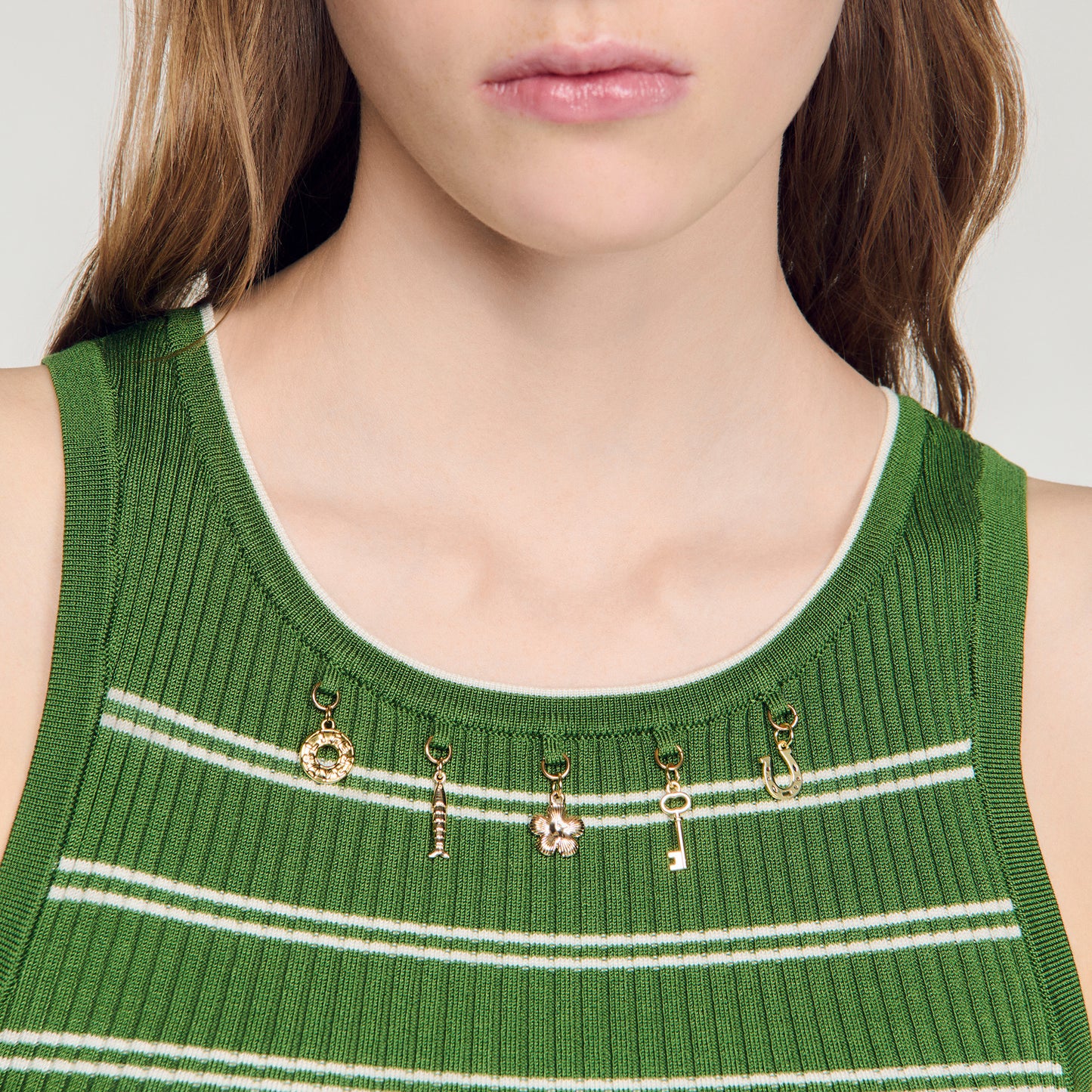 Top a rayas con borlas