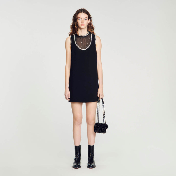 Vestido corto con pedrería en el cuello