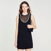 Vestido corto con pedrería en el cuello