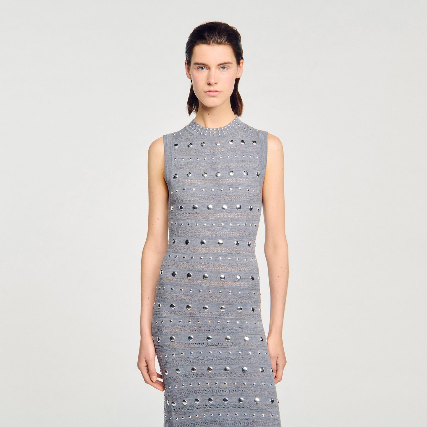 Vestido largo de punto con tachuelas