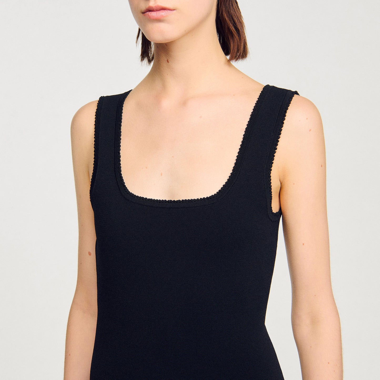 Vestido corto de punto con volantes