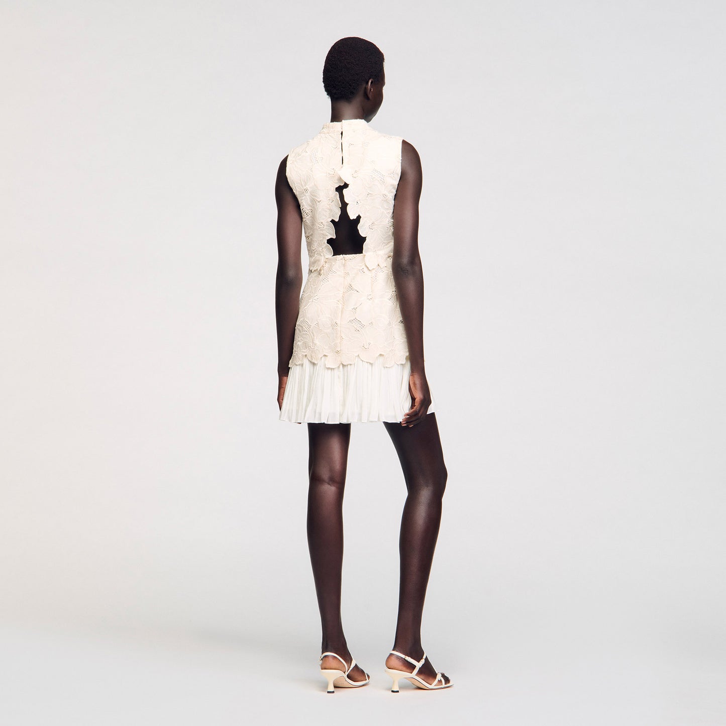 Vestido corto de guipur