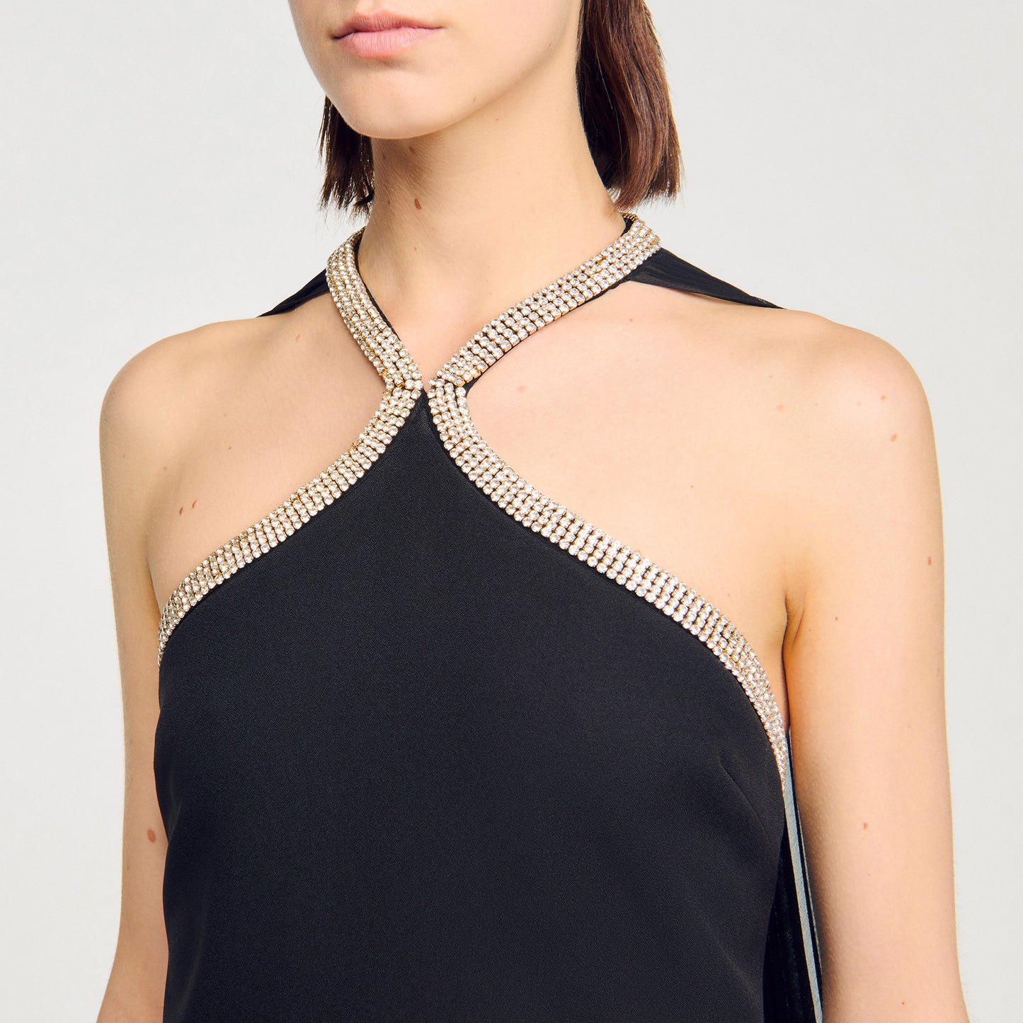 Vestido corto con capa adornada