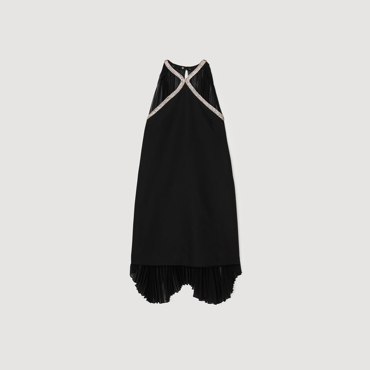 Vestido corto con capa adornada