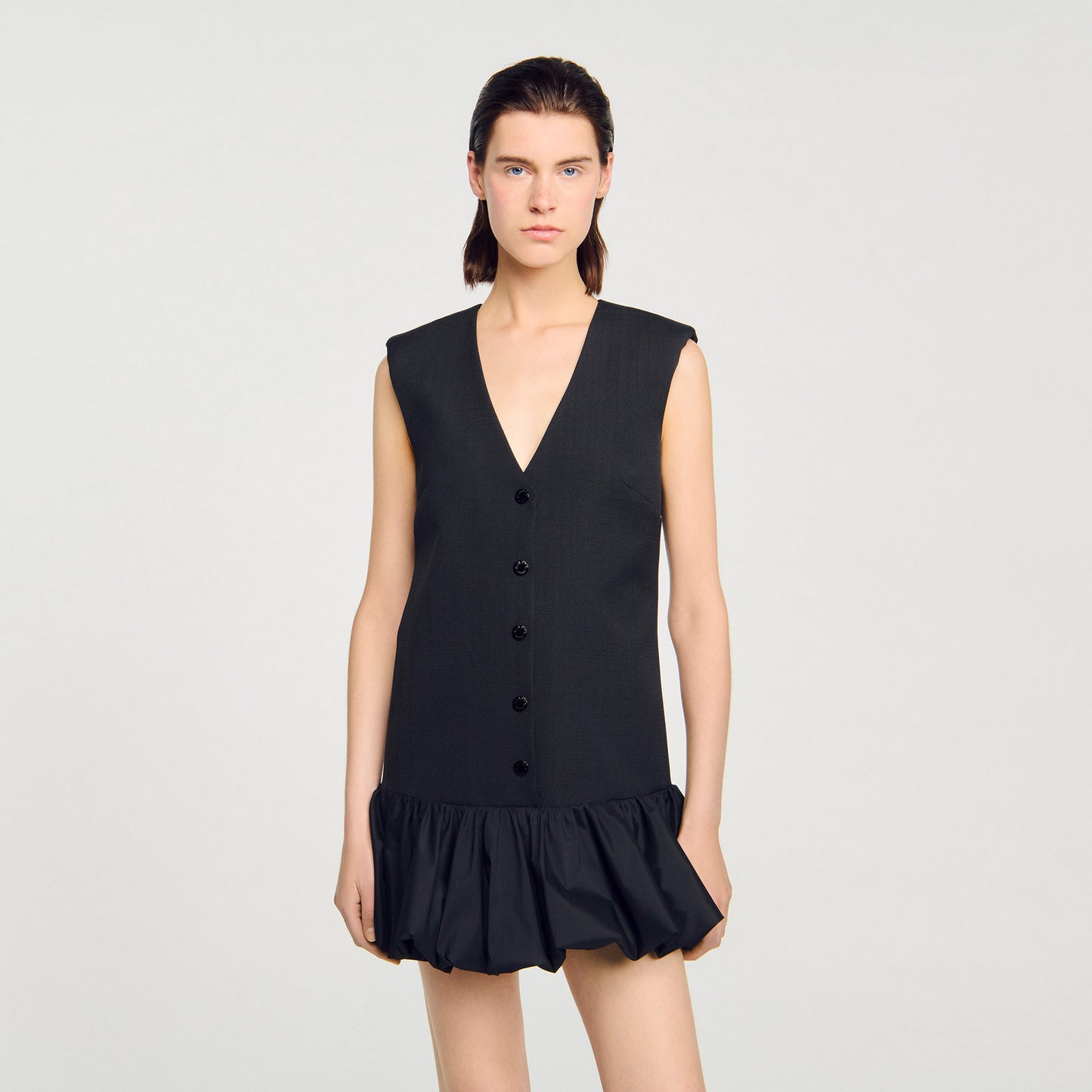 Vestido corto de sastre con volante