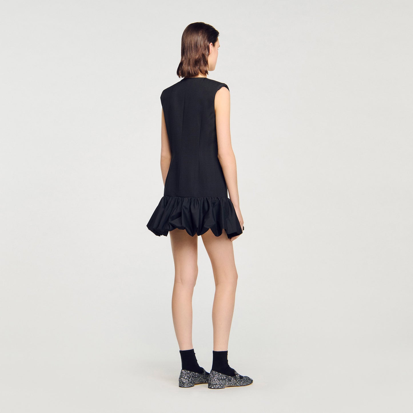 Vestido corto de sastre con volante
