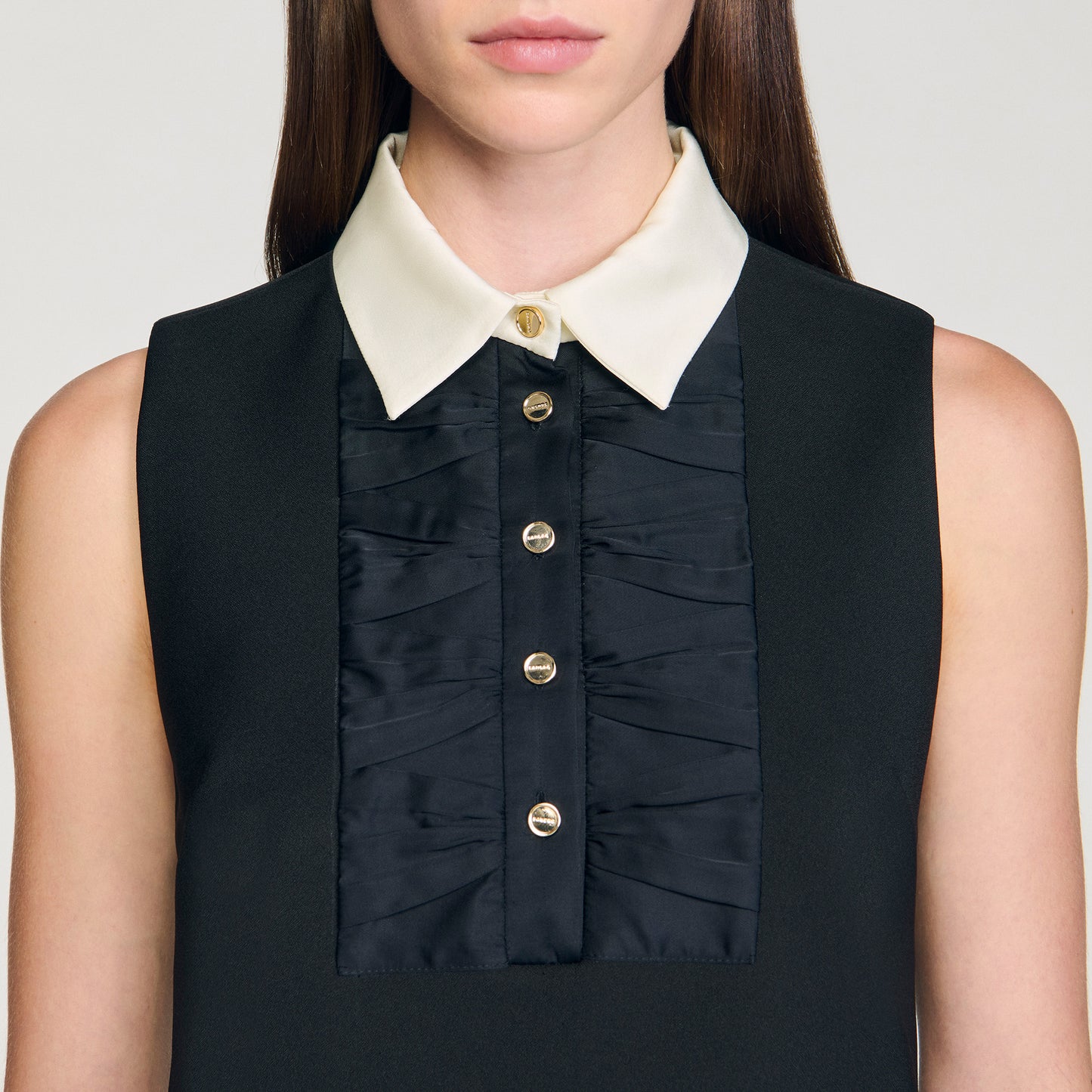 Vestido corto de cuello contrastado