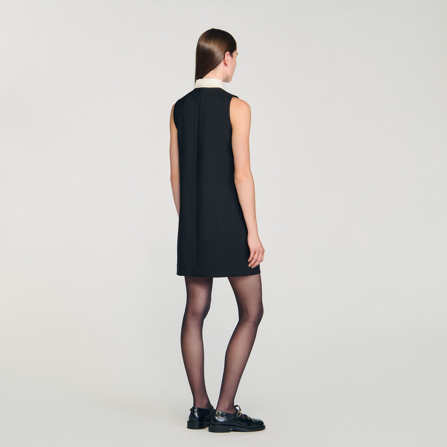 Vestido corto de cuello contrastado