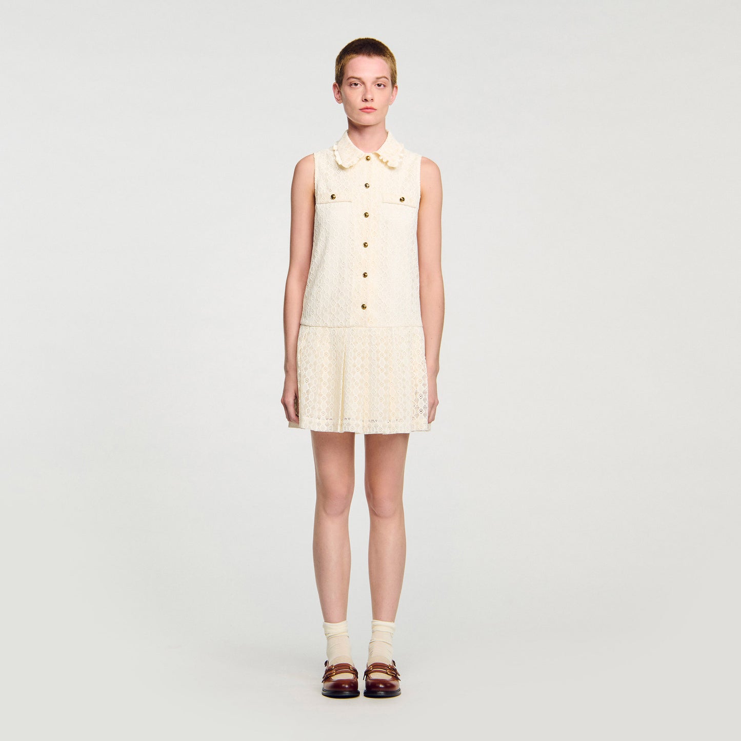 Vestido corto de encaje