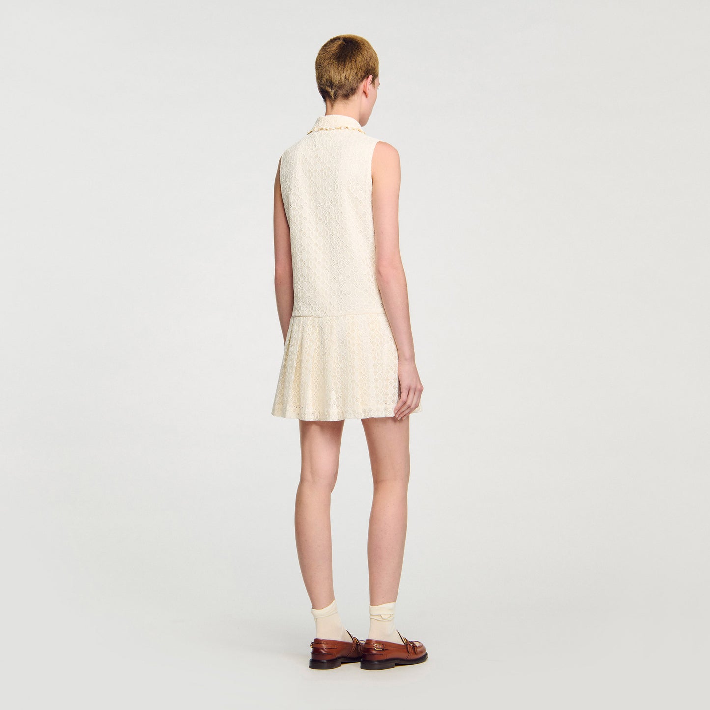 Vestido corto de encaje