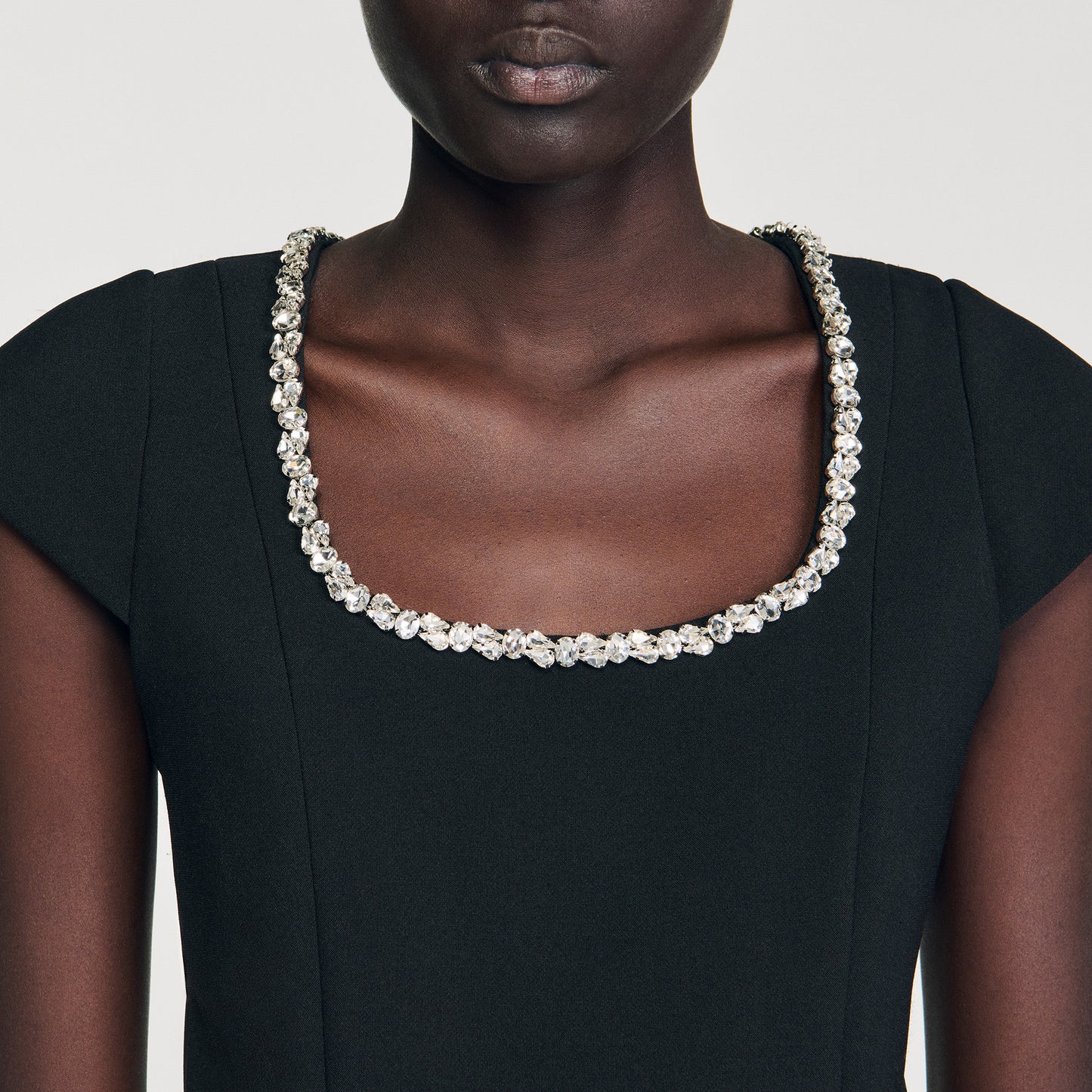Vestido corto con cuello de strass