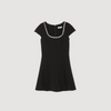 Vestido corto con cuello de strass