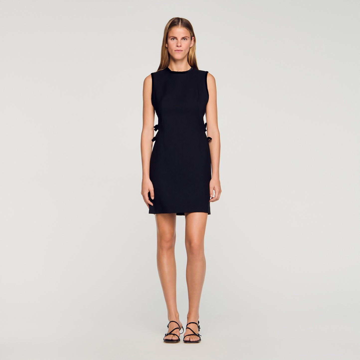 Vestido corto con aberturas