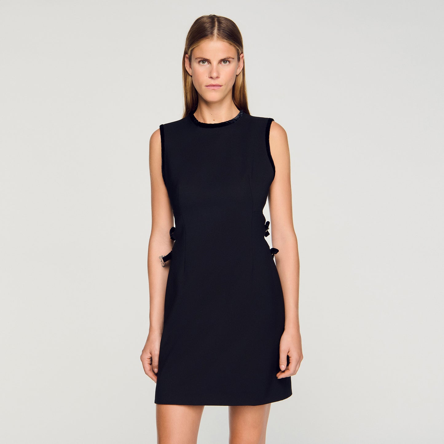 Vestido corto con aberturas