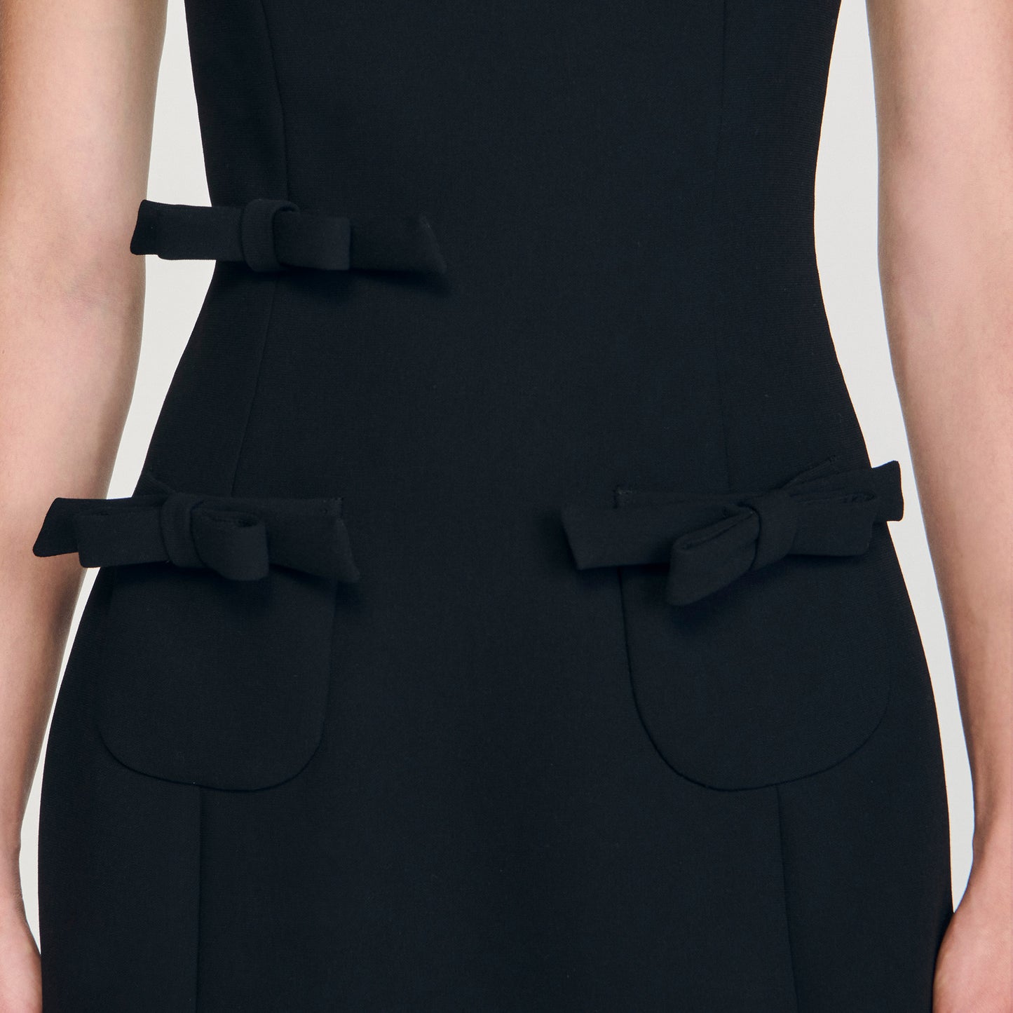 Vestido corto con lazos