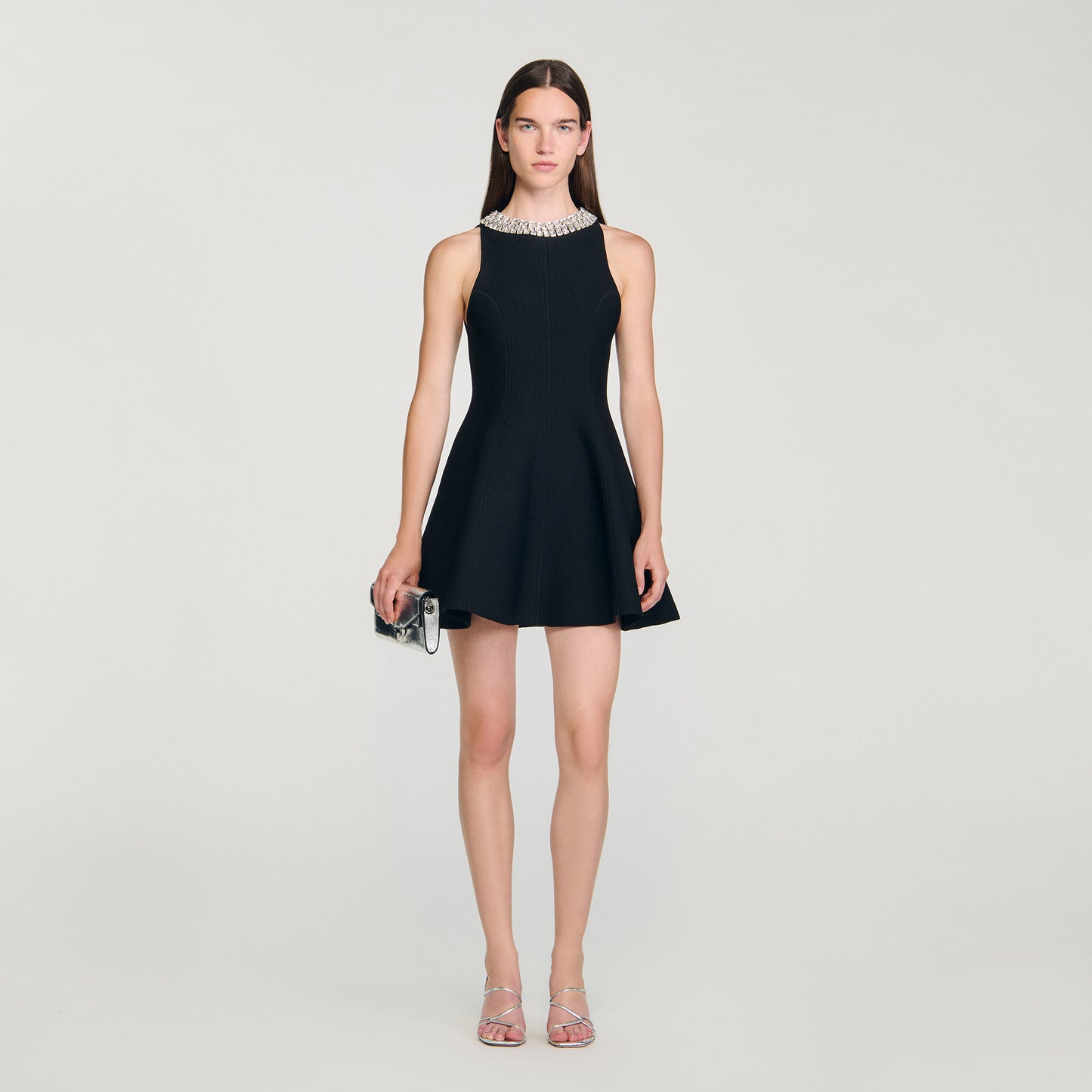 Vestido corto con cuello de perlas