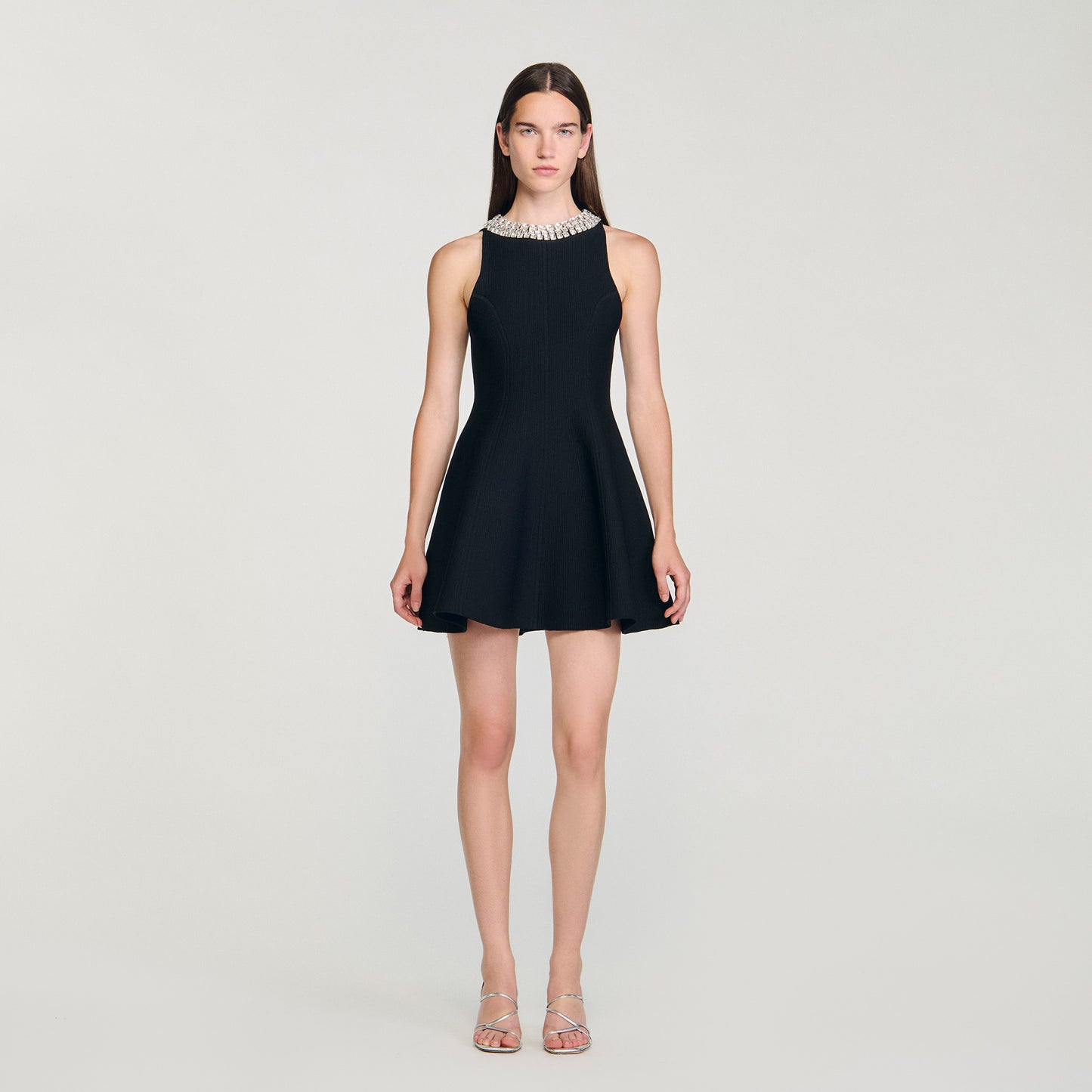 Vestido corto con cuello de perlas