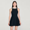 Vestido corto con cuello de perlas