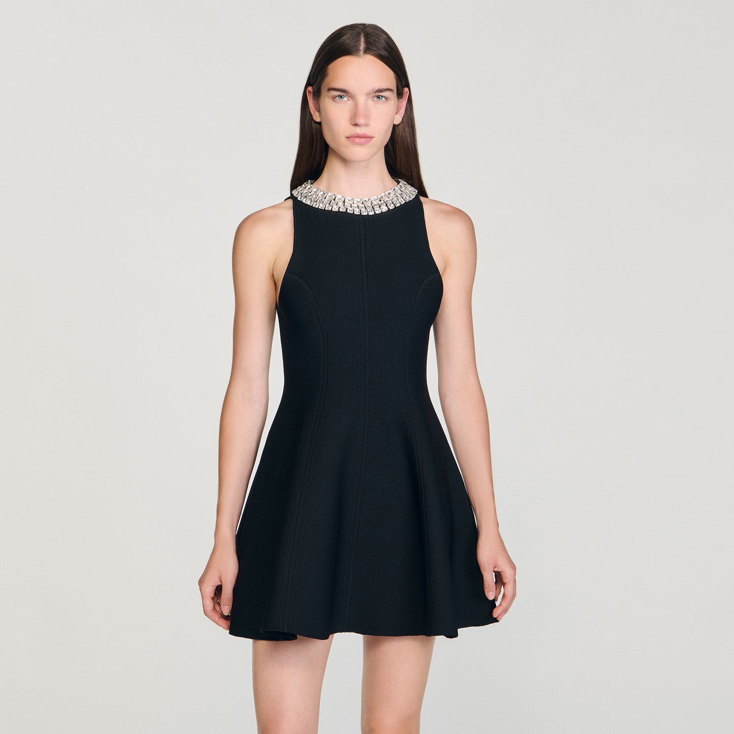 Vestido corto con cuello de perlas