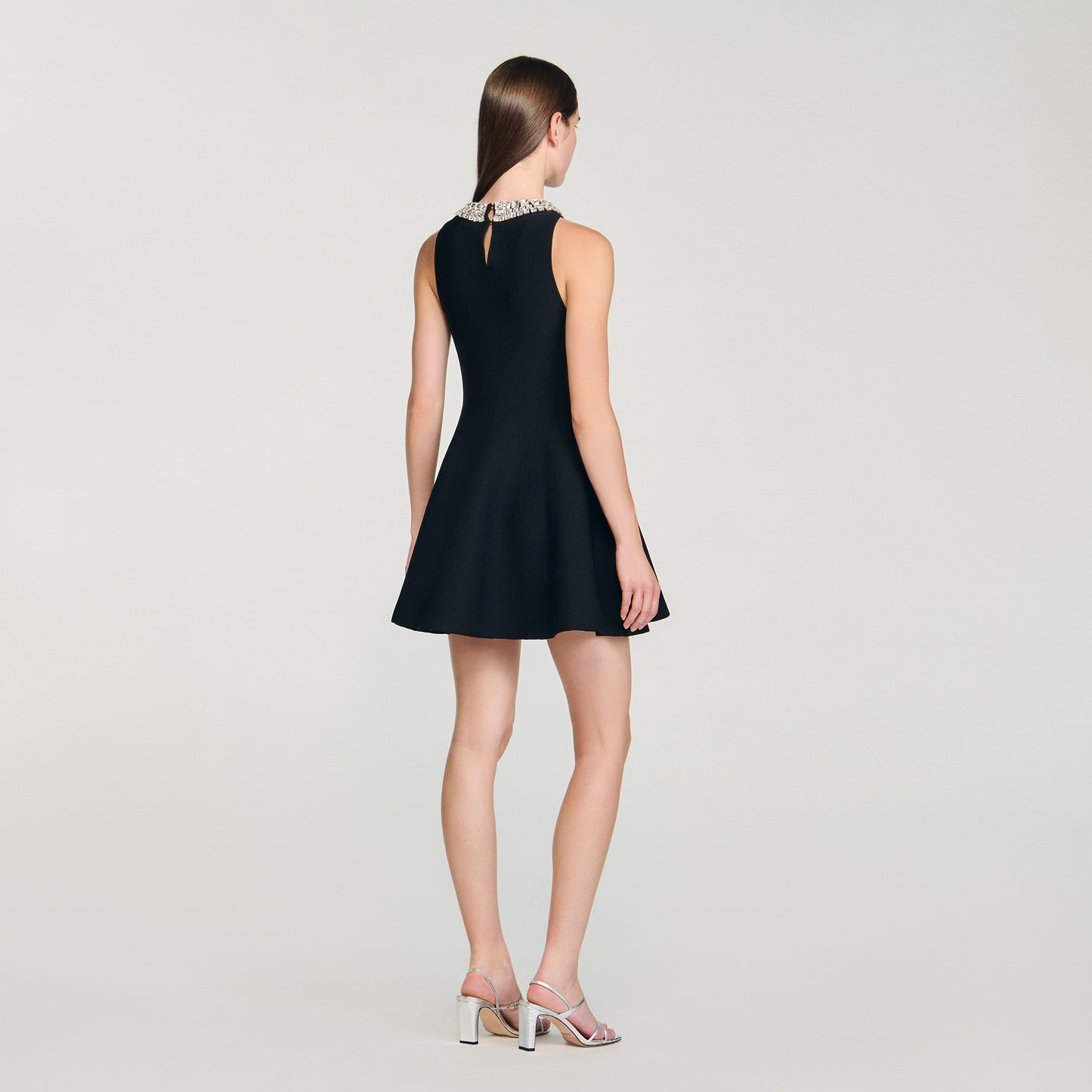 Vestido corto con cuello de perlas