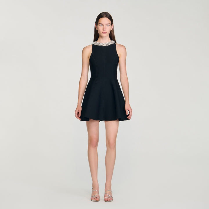 Vestido corto con cuello de perlas