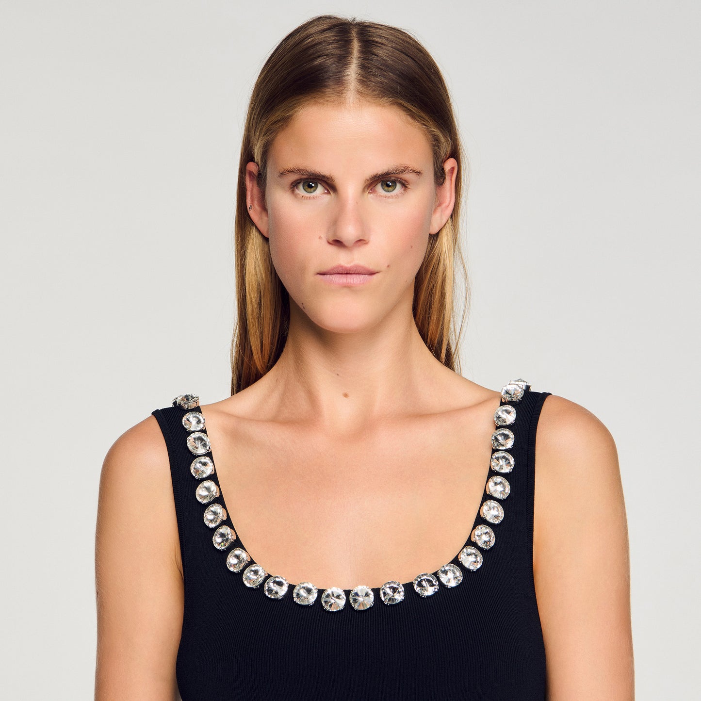 Vestido corto con cuello de strass