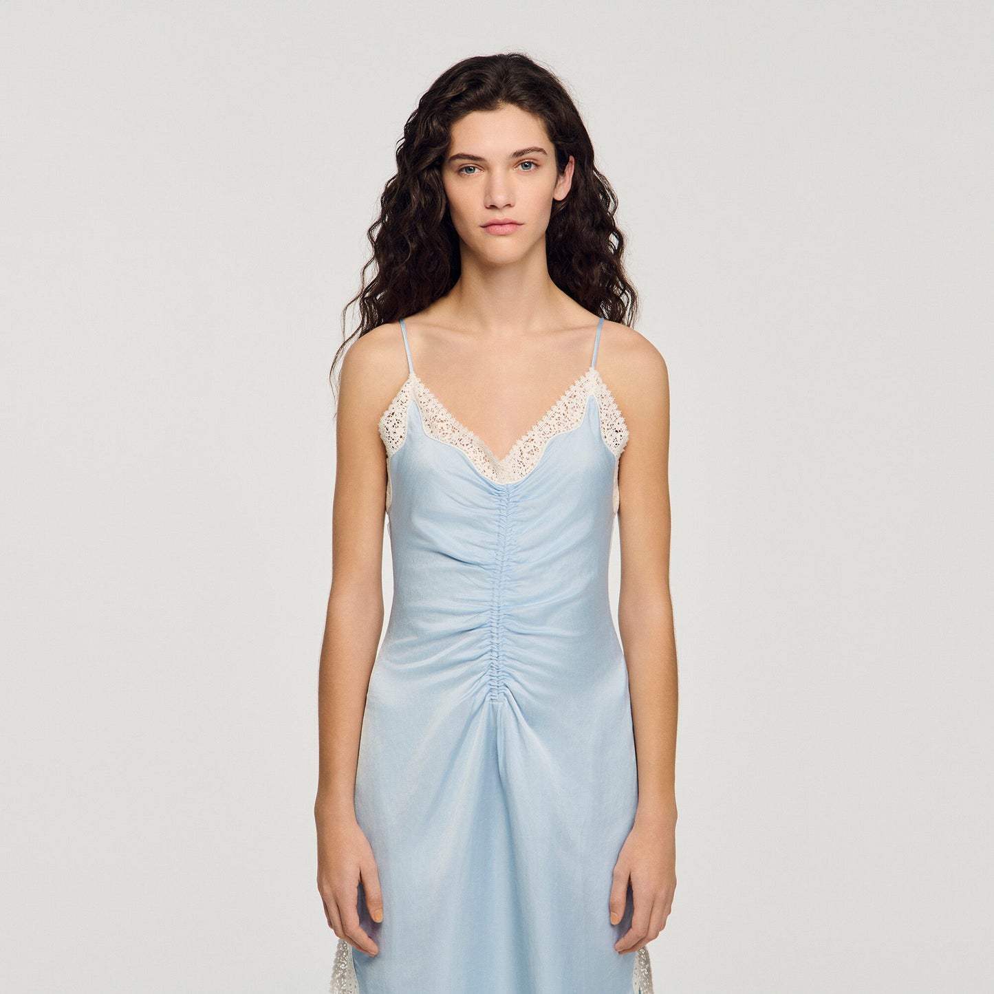 Vestido largo satinado de tirantes
