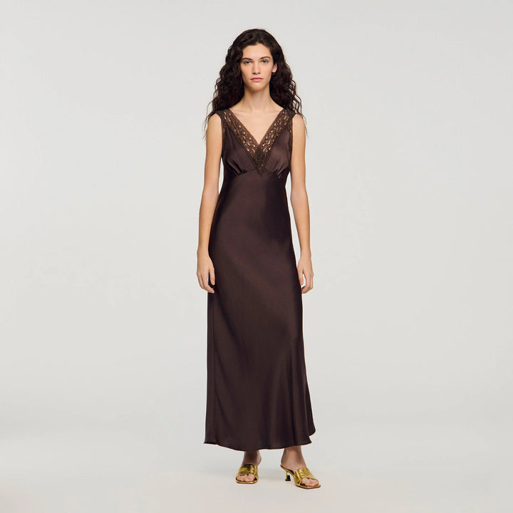 Vestido largo con cuello de encaje