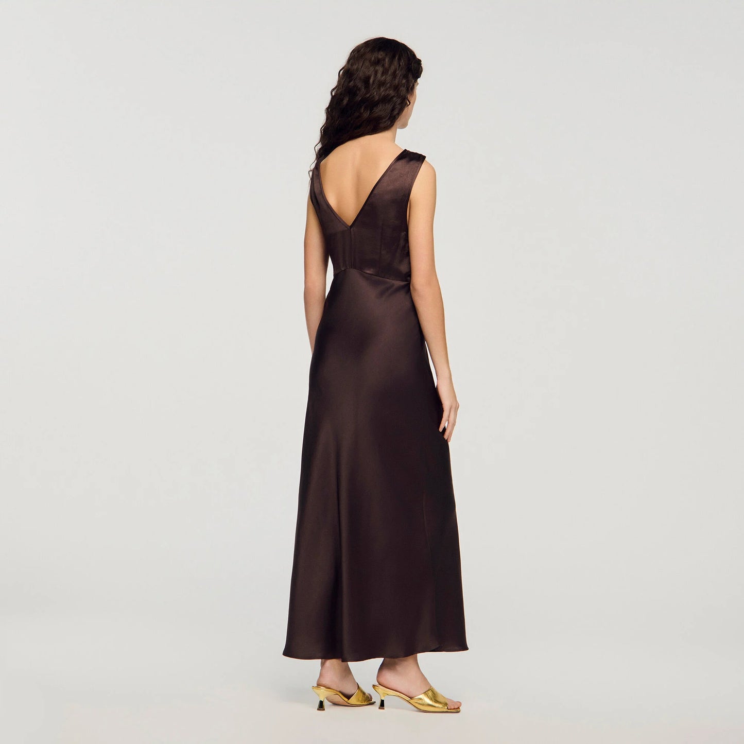 Vestido largo con cuello de encaje