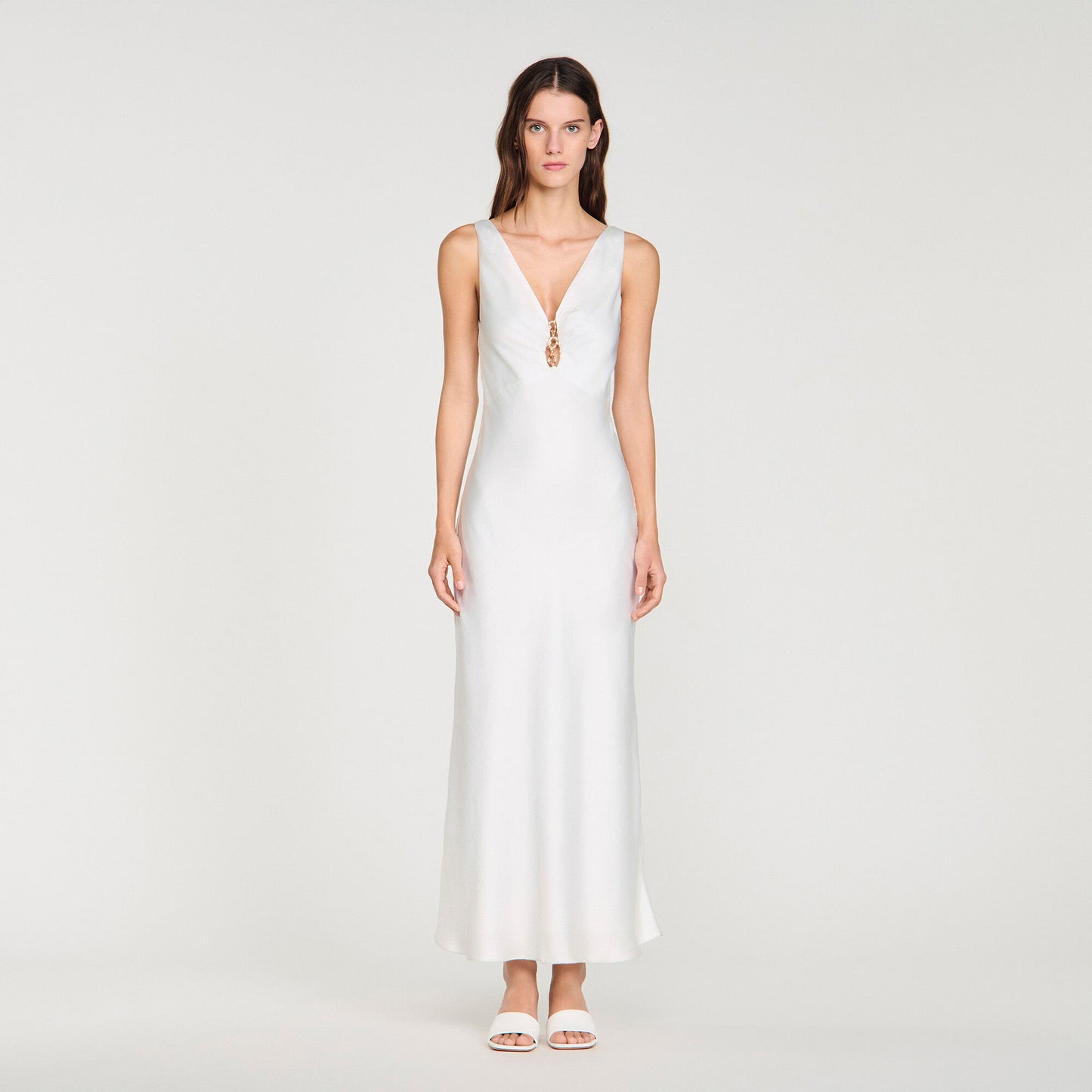 Vestido largo satinado con joya