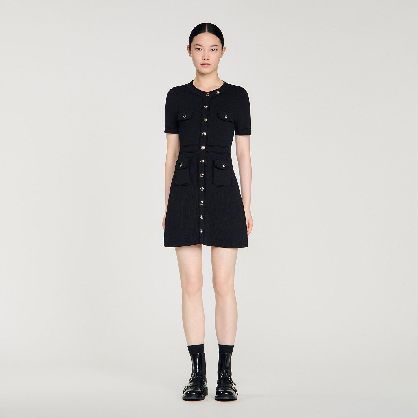 Vestido corto de punto abotonado