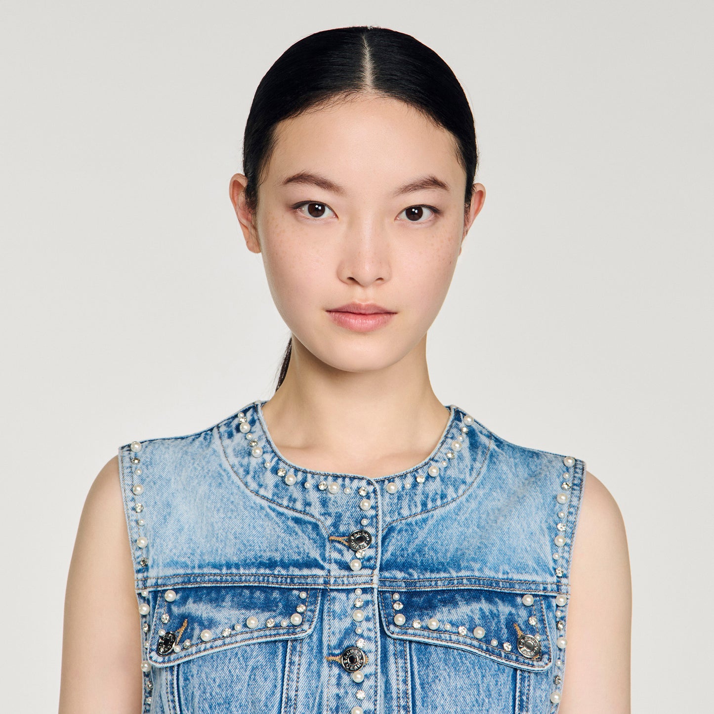 Vestido corto de denim con pedrería