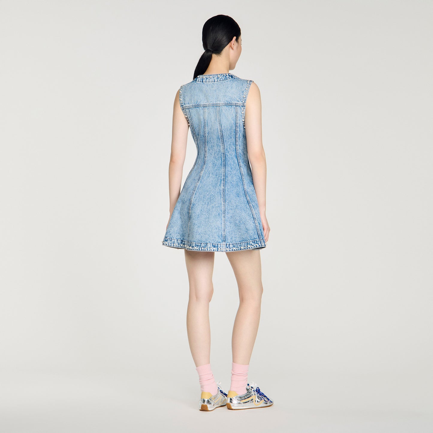Vestido corto de denim con pedrería