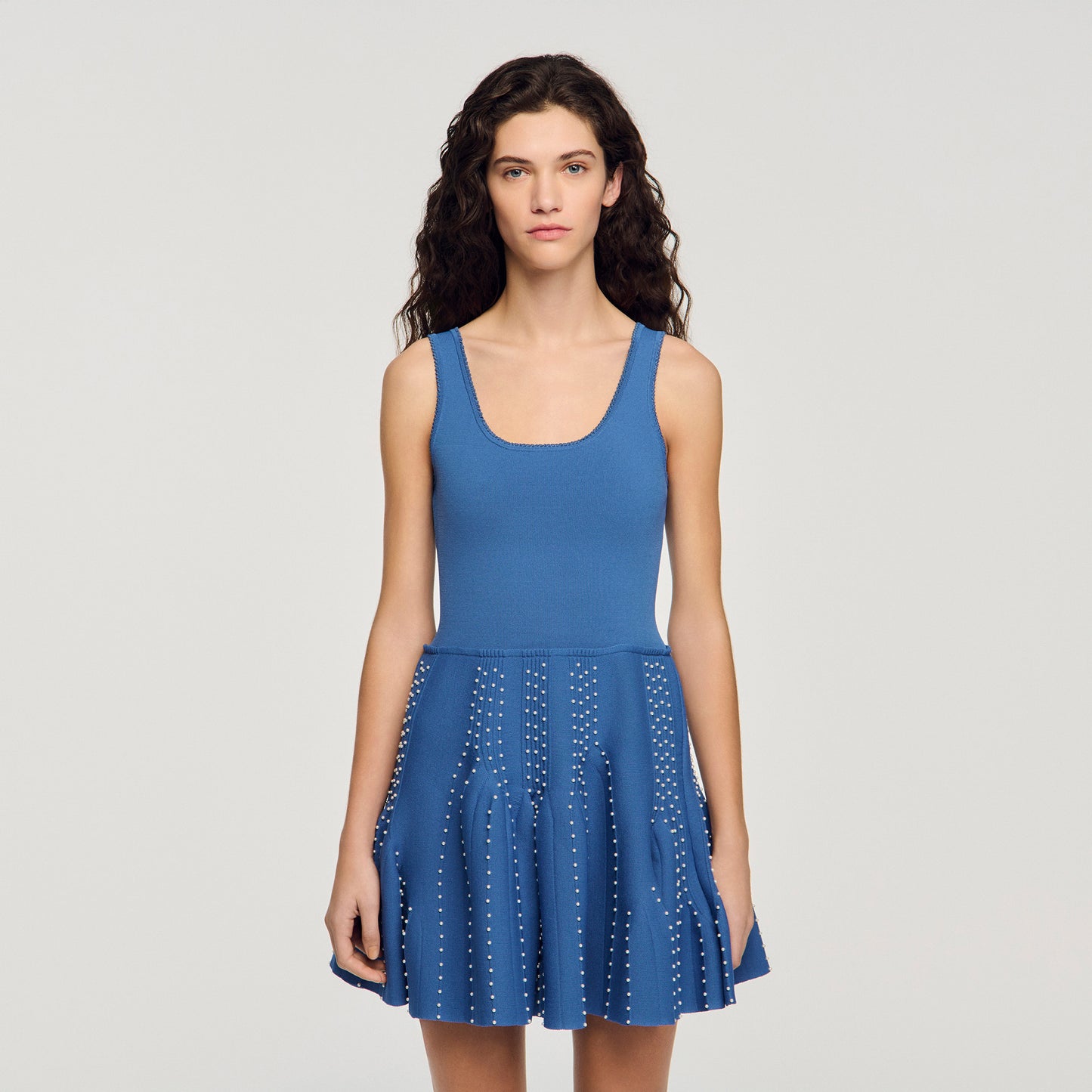 Vestido corto de punto con pedrería