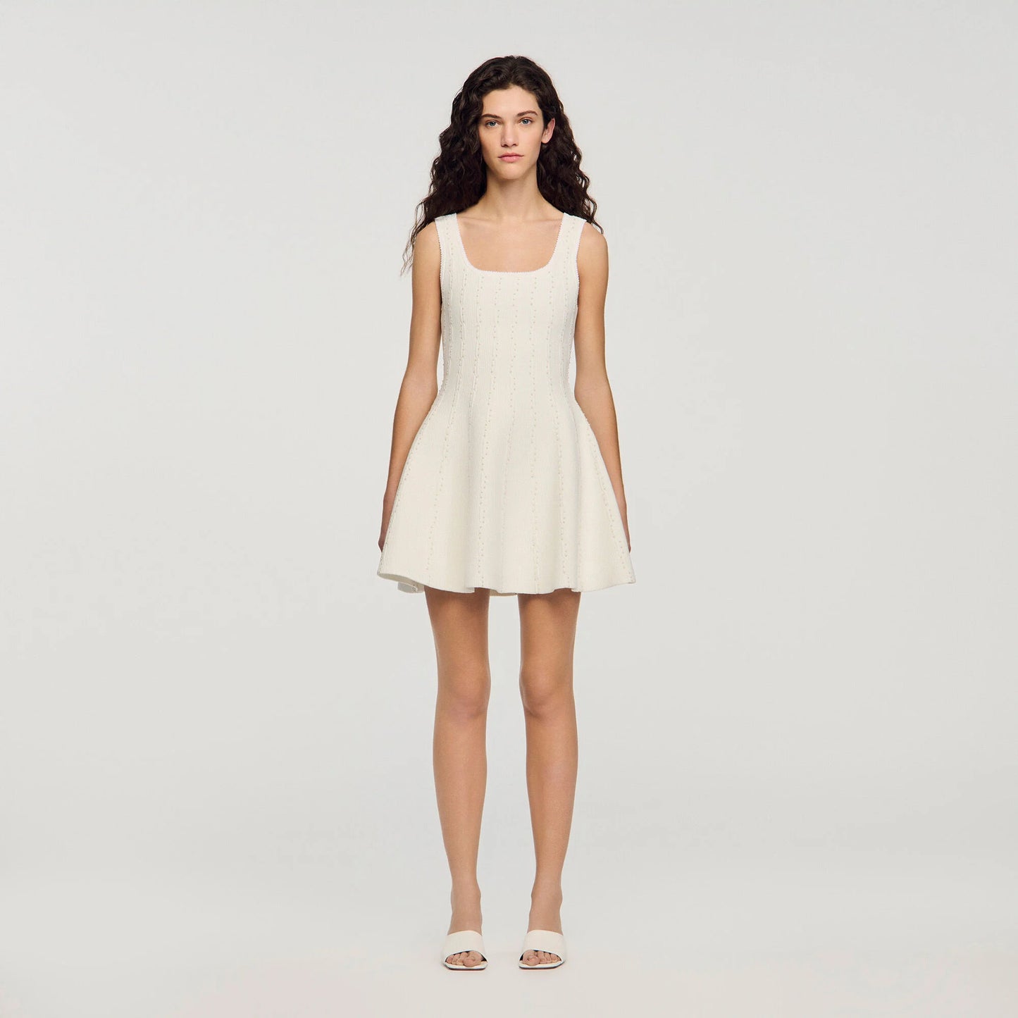 Vestido corto de punto con pedrería