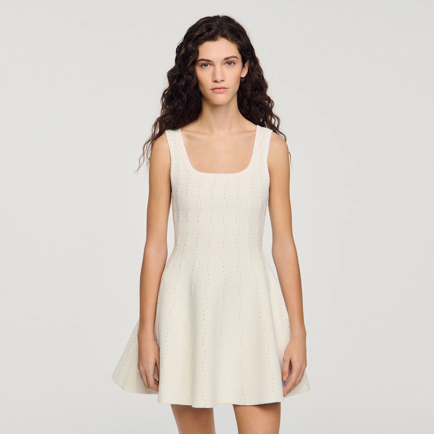 Vestido corto de punto con pedrería