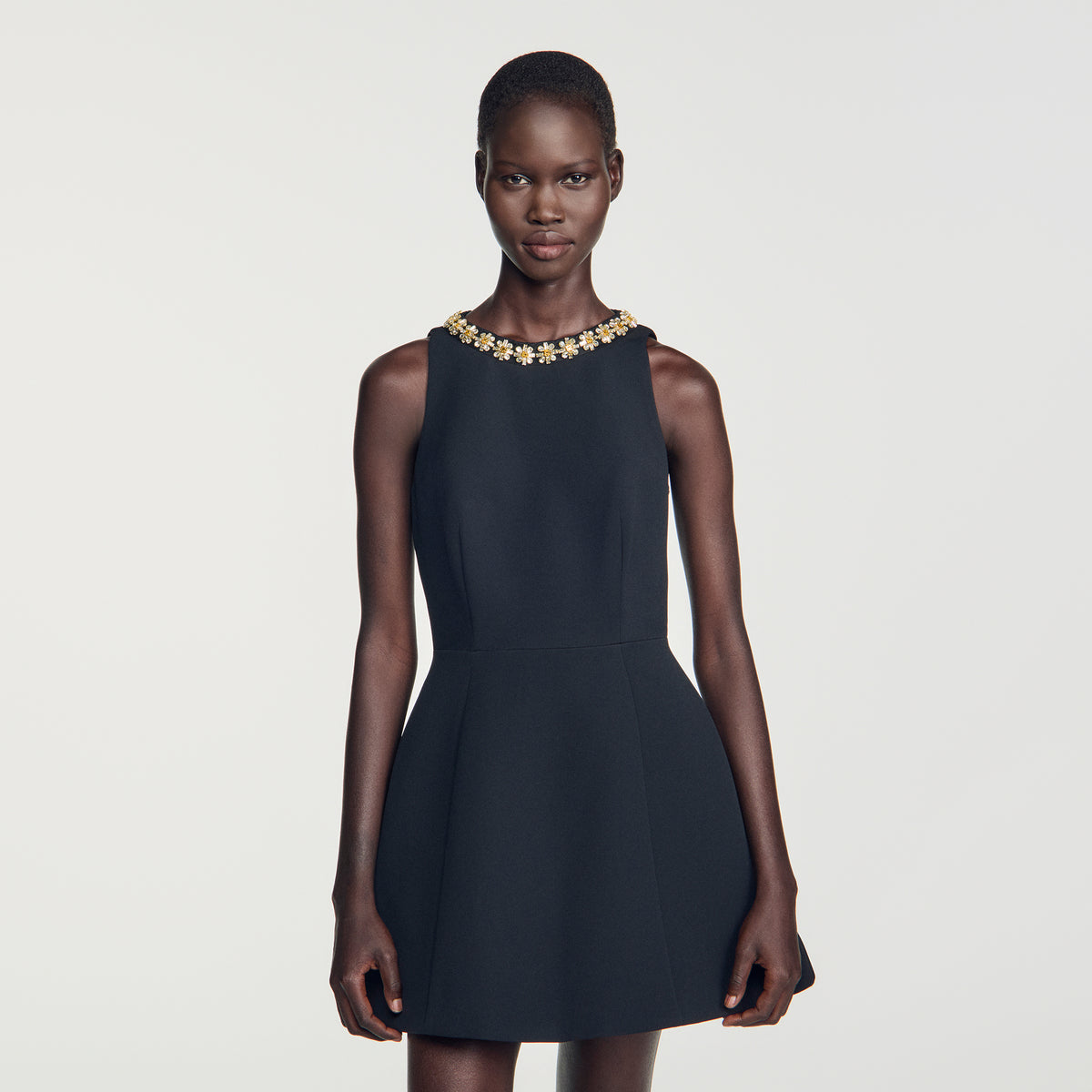 Vestido corto con detalle joya
