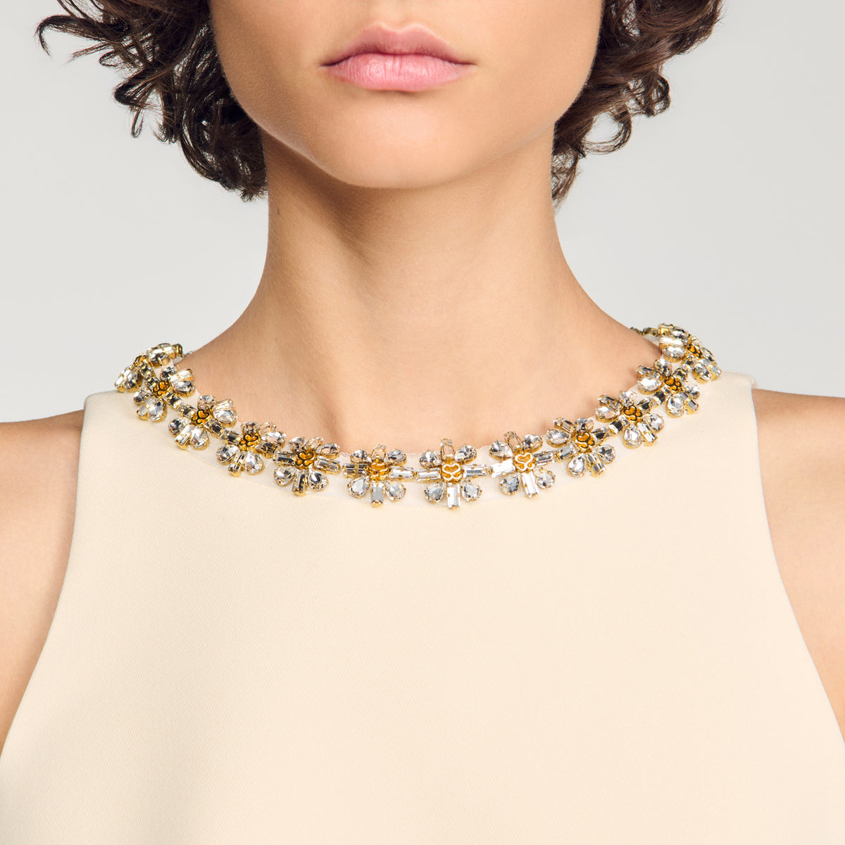Vestido corto con cuello joya