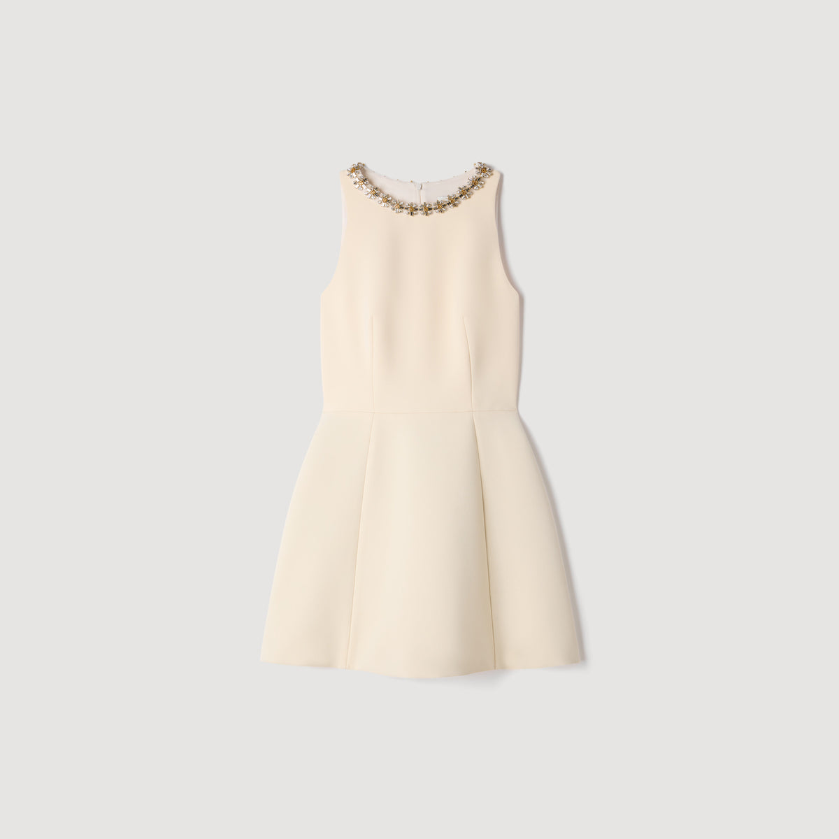 Vestido corto con cuello joya