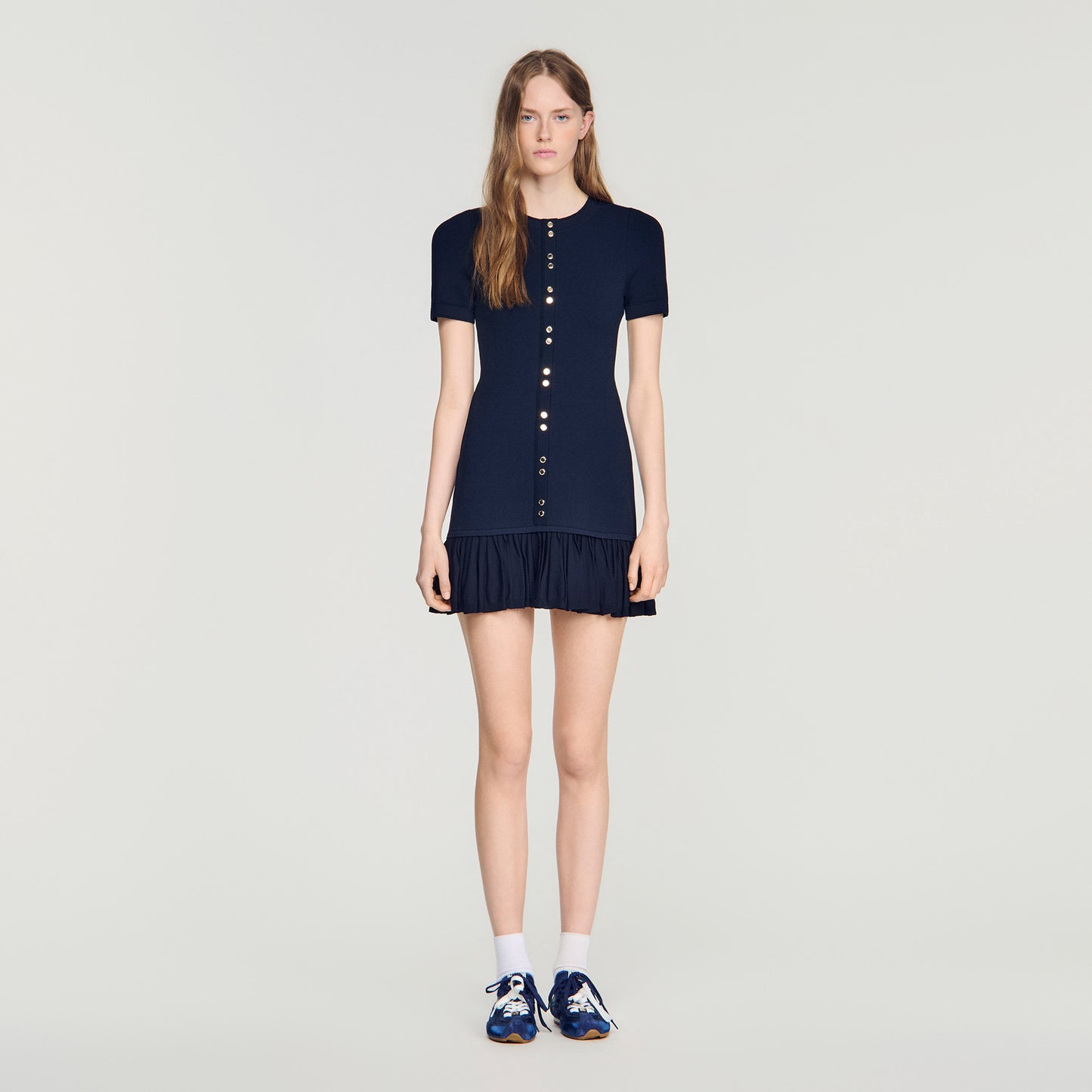 Vestido corto de punto con volantes