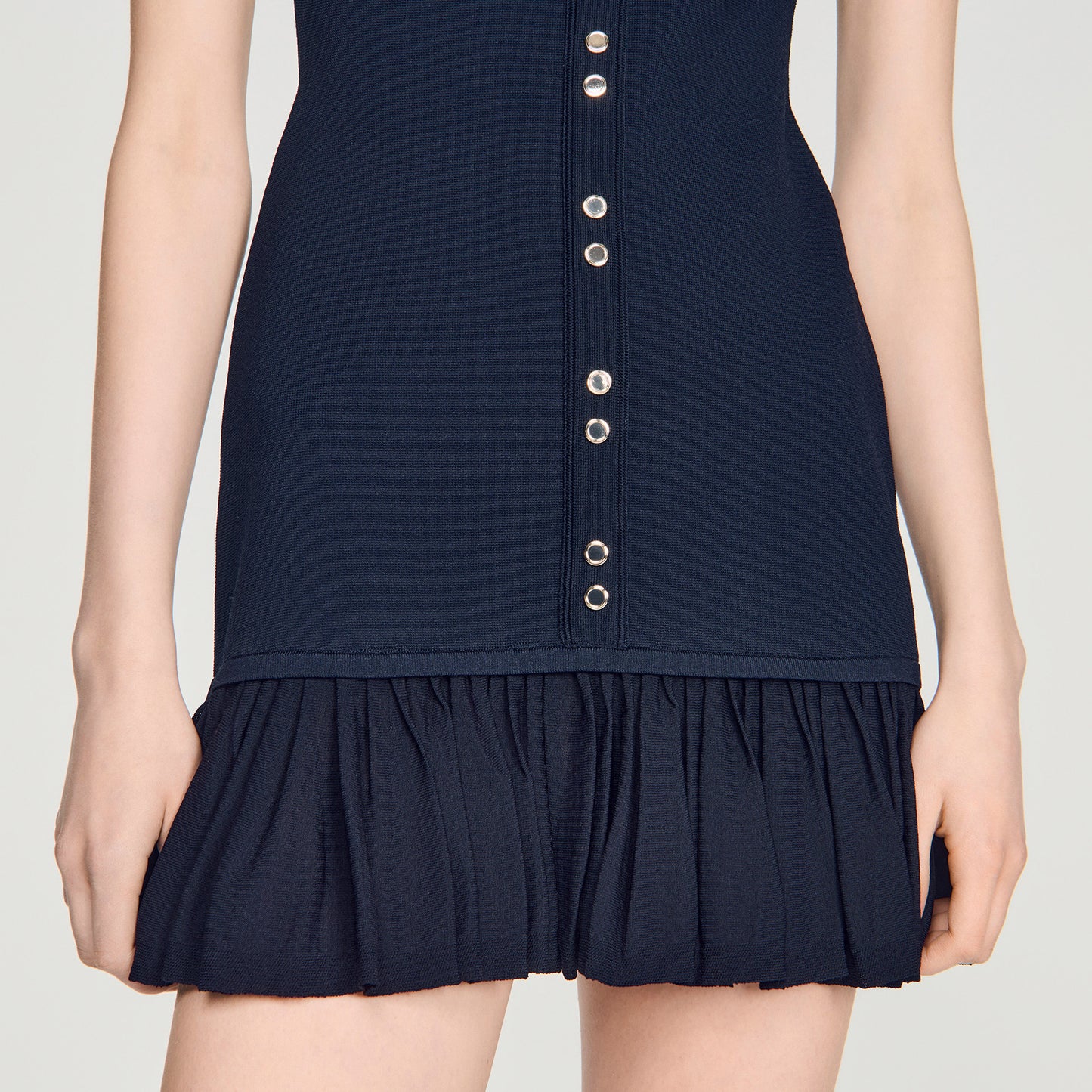 Vestido corto de punto con volantes