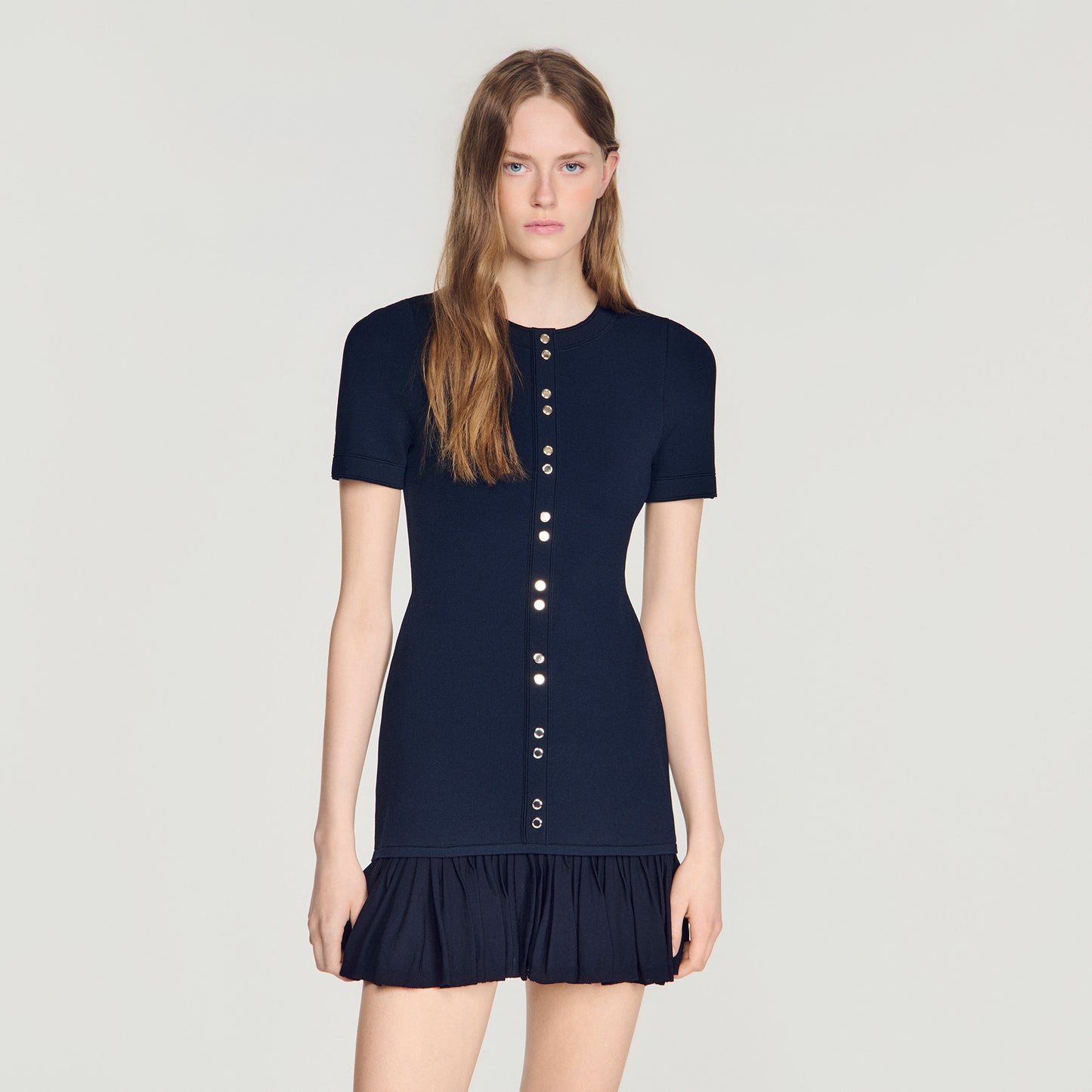 Vestido corto de punto con volantes
