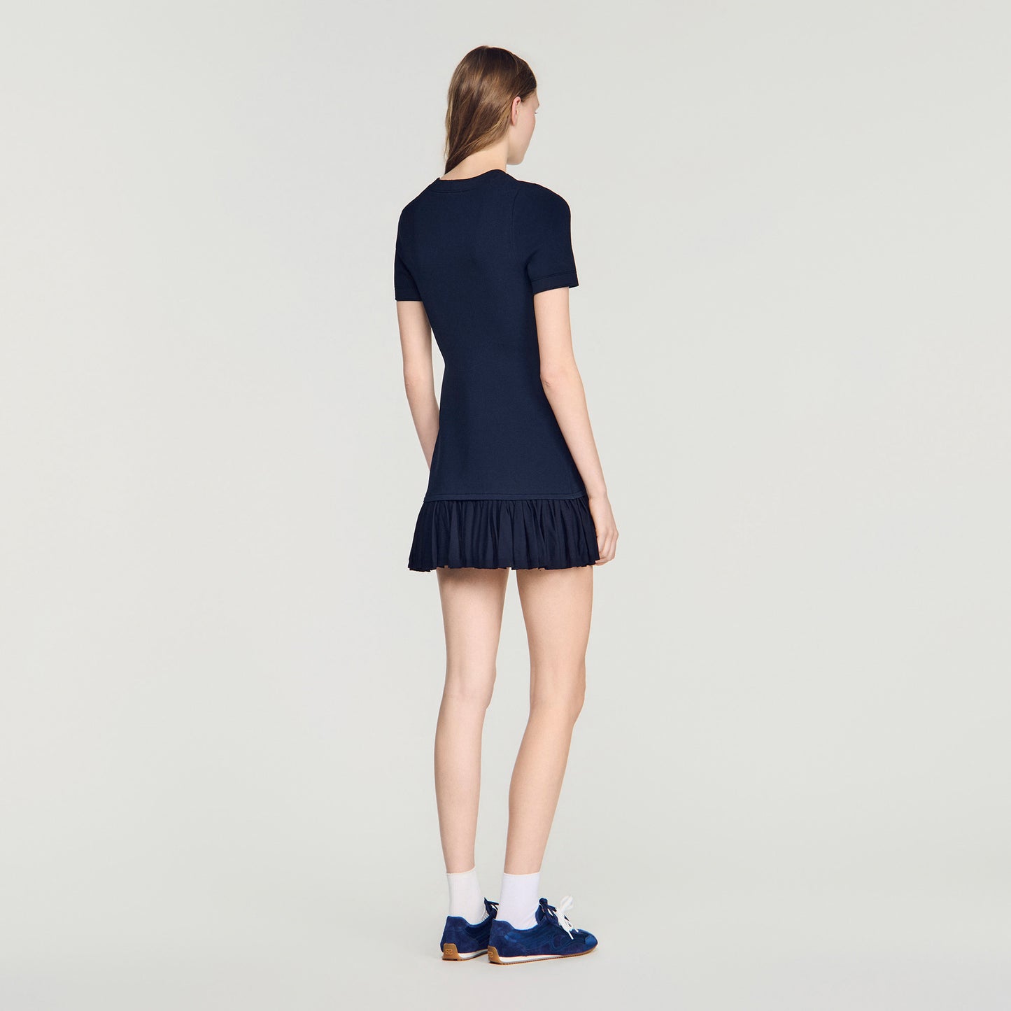 Vestido corto de punto con volantes