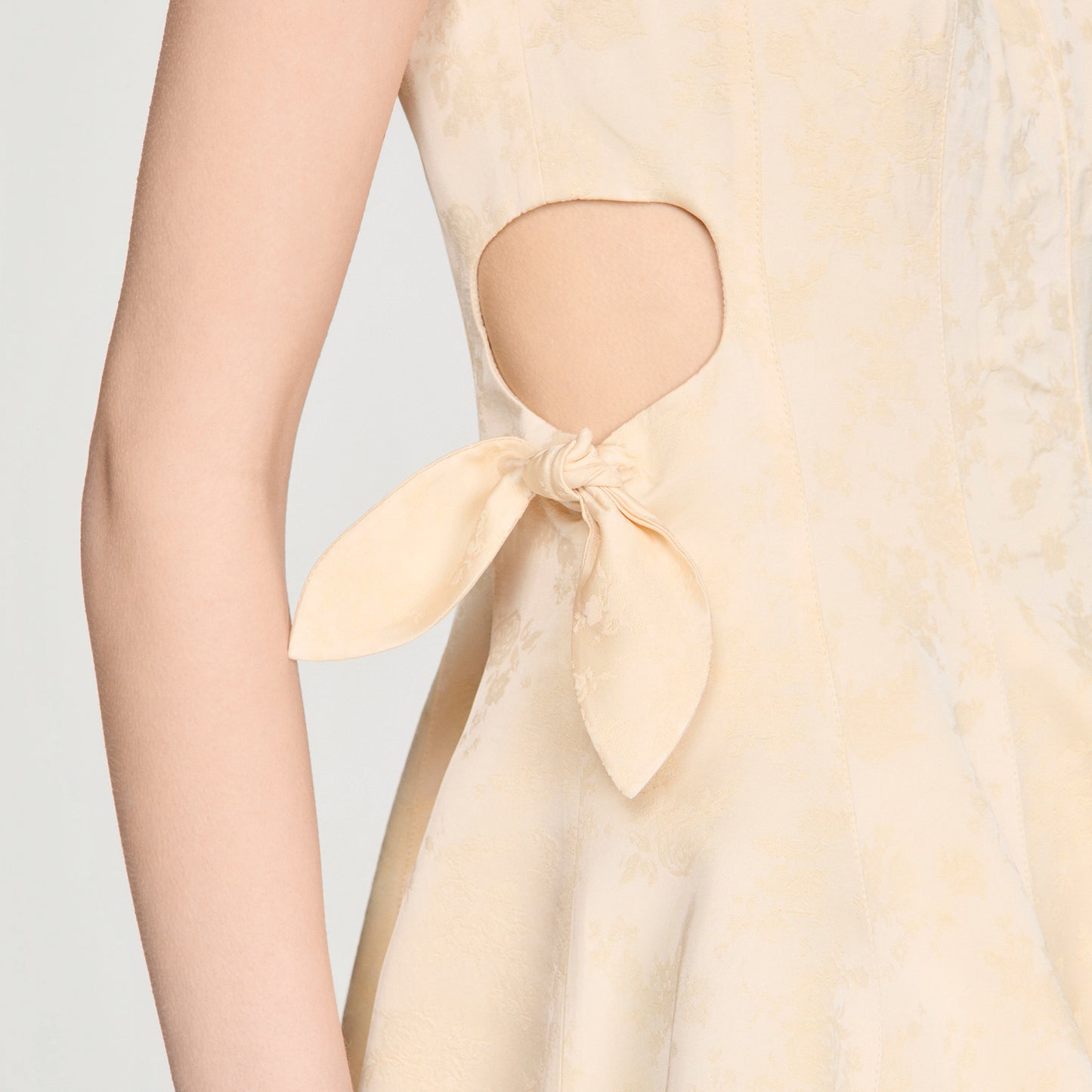 Vestido corto de jacquard floral